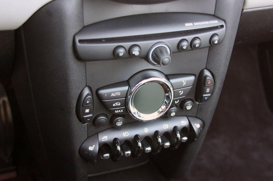  Mini Cooper S Cabrio 2012 года  (фото 26 из 51)